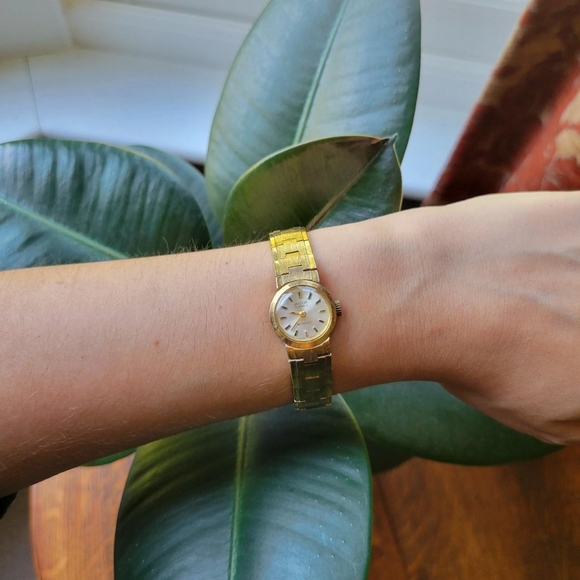 Vintage Dainty Gold Avia 17 Jewels Swiss Made Incabloc Watch - Picture 2 of 8